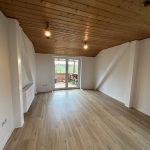 Weiße Wände, Decke und Fußboden in Holzoptik