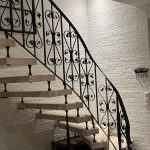 Wendeltreppe mit schwarzem Metallgitter