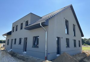 Fertiggestelltes weißes Haus in Helvesiek