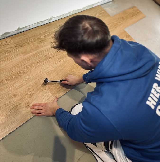 Dave verlegt Laminat