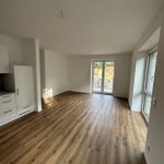 Wohnbereich mit neuem Fußboden in Holzoptik