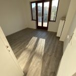 Blick von oben auf frisch ausgelegtem Fußboden in Holzoptik