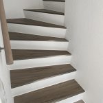 Weiße Treppe mit Stufen in Holzoptik