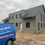 Maler-Müller-Auto vor Neubau