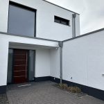 Weiße Fassade im Eingangsbereich eines Wohnhauses