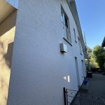 Außenwand eines Gebäudes in Hanglage