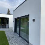 Weiße Fassade und großes Wohnzimmerfenster