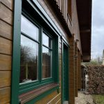 Braune Holzfassade an Wohngebäude