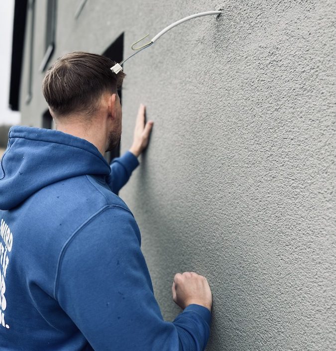 Dave begutachtet eine Fassade