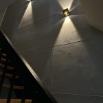 Treppenaufgang mit zwei eckigen Wandlampen