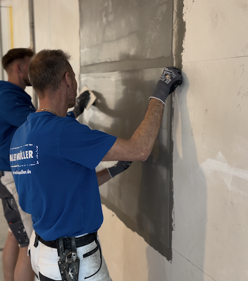 Dave und Kollege beim Anbringen einer Kreativtechnik