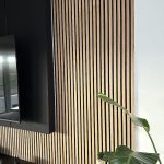 Akzentwand aus Holz hinter TV-Bildschirm