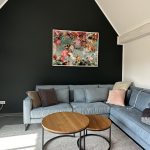 Dunkle Akzentwand in Wohnzimmer