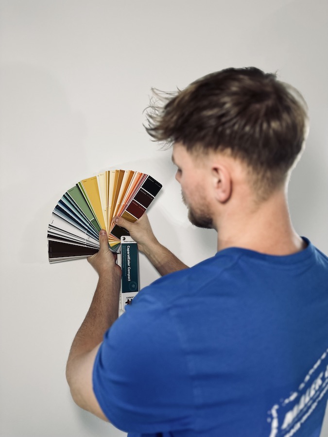 Dave Müller mit Farbfächer in der Hand