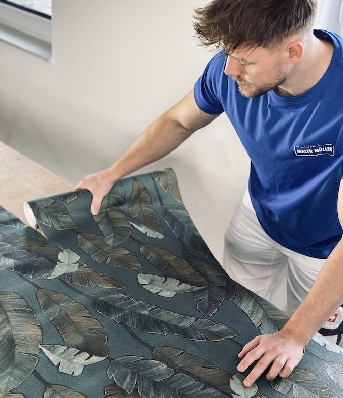 Dave begutachtet eine Tapete mit grünen Blättern